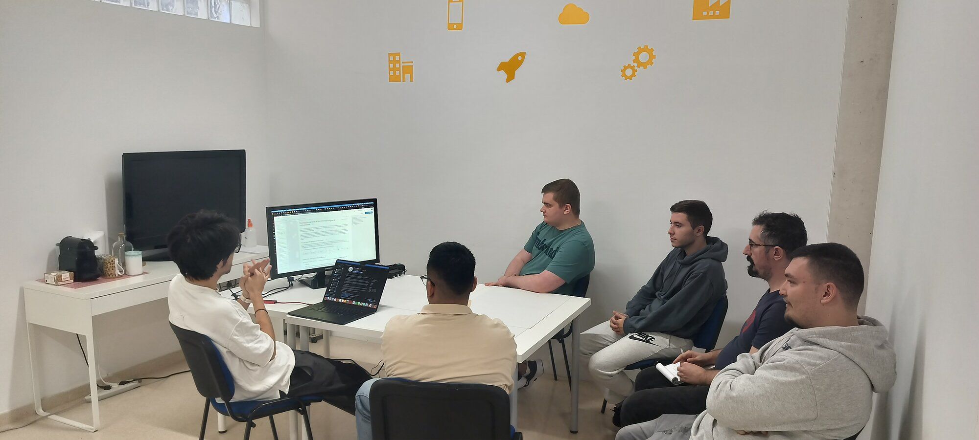 BitGenoma especialistas en IOT, servidores Cloud y SaaS. Somos una ingeniería de software que busca excelencia en el conocimiento y utilizamos herramientas potetentes para desarrollar solciones fiables y de gran calidad.